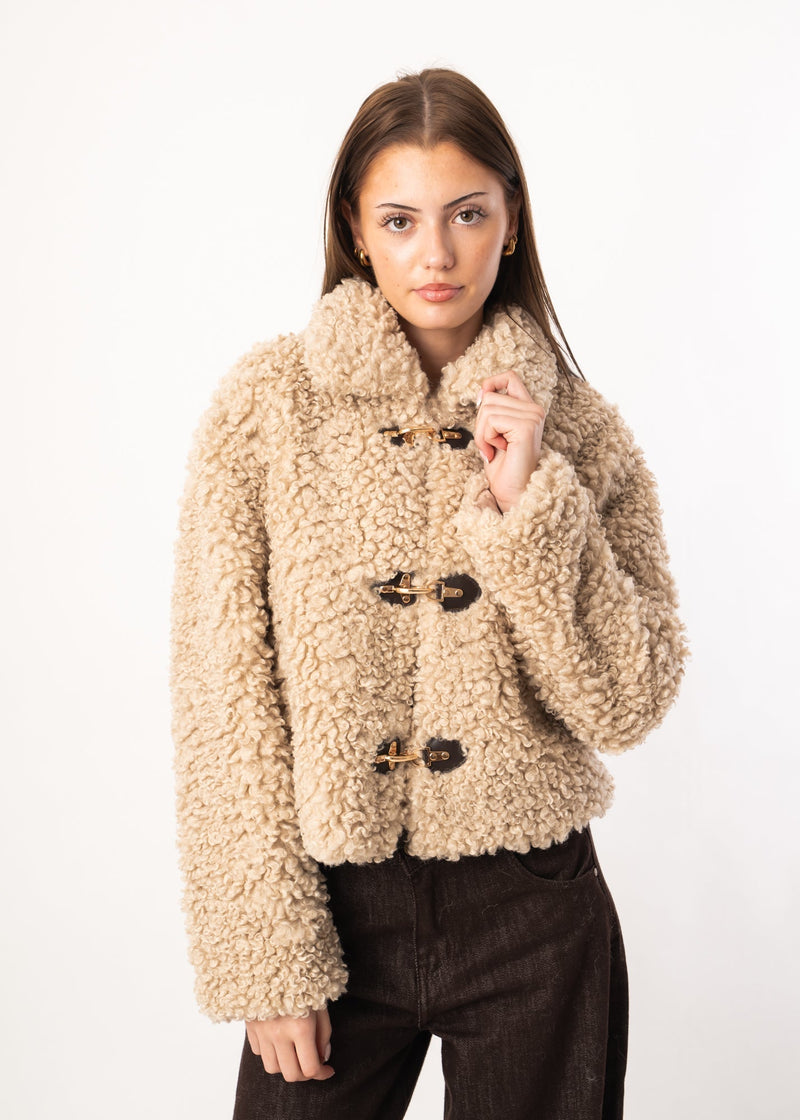 Lockere Jacke aus Schafsfell mit Locken