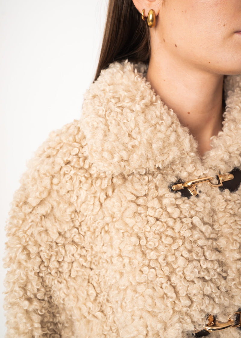 Lockere Jacke aus Schafsfell mit Locken