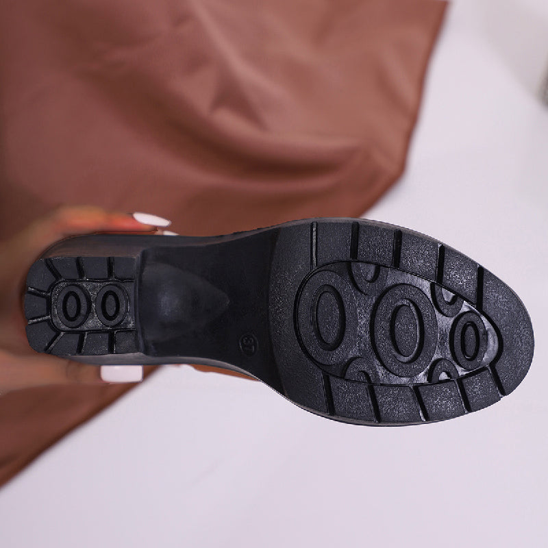 Schicke Stiefeletten mit Strasssteinen und klobigem Absatz