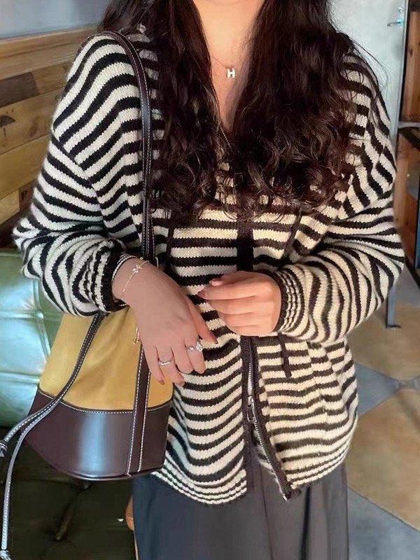 Gemütlicher gestreifter Kapuzen - Strickjacke mit Reißverschluss - Livezo