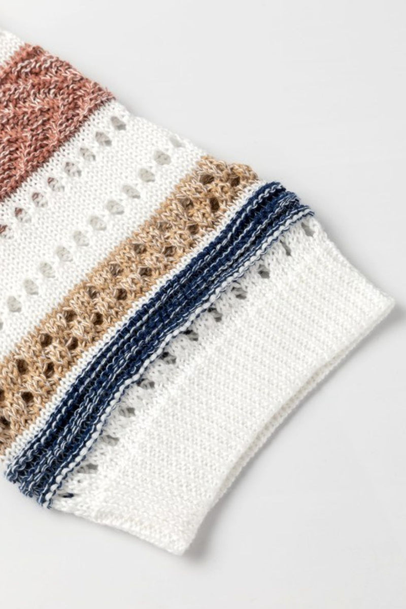 Gestricktes Damenoberteil mit gestreiftem Muster und halblangen Ärmeln mit Ausschnitten - Livezo