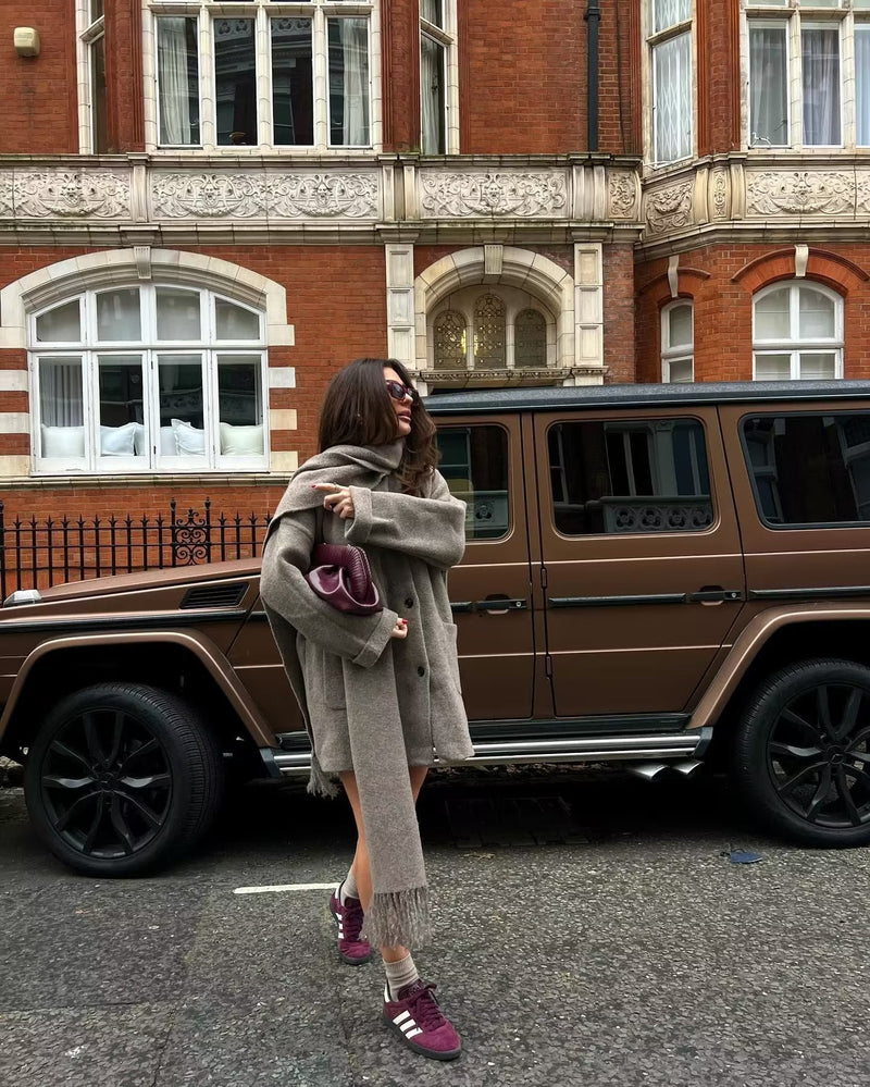 Moderner Mantel mit durchgehender Knopfleiste und passendem Quasten - Schal - Set - Livezo