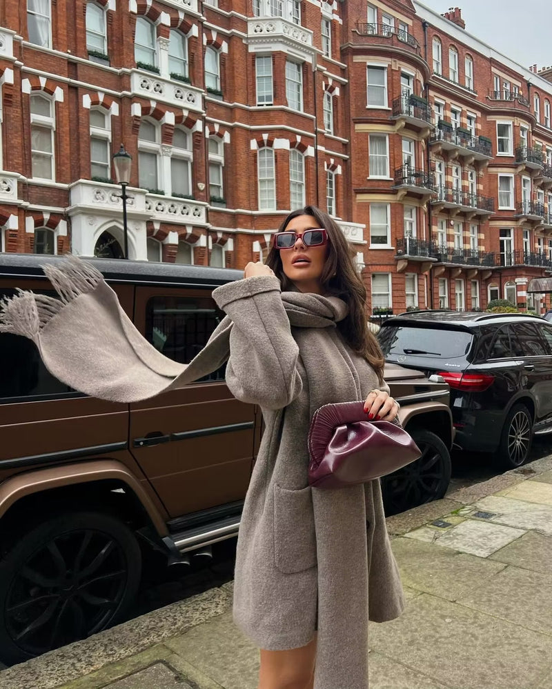 Moderner Mantel mit durchgehender Knopfleiste und passendem Quasten - Schal - Set - Livezo